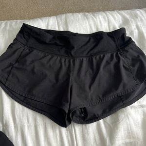 Black LuluLemon Speed Up Shorts 2.5 size 4
